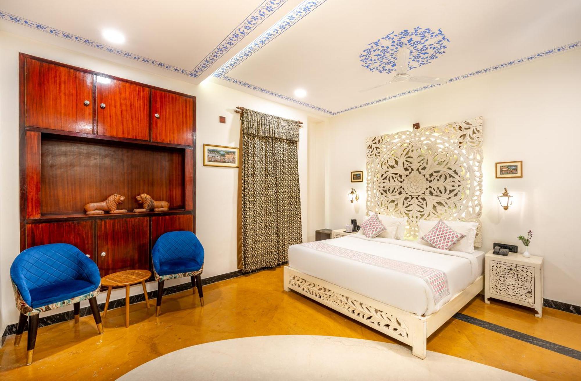 The Chronicles - Near The Pichola Hotel 3*